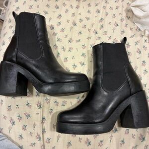 Soda lug boots
Black
Size 7